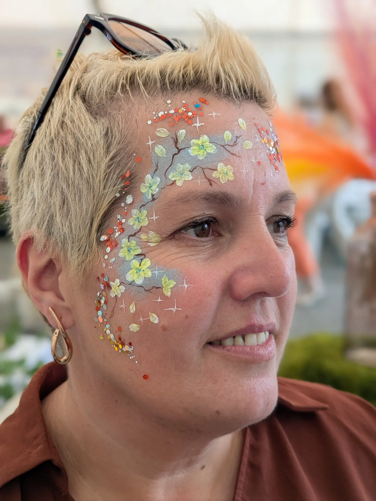 Maquillage artistique floral inspiré des fleurs de cerisier japonais